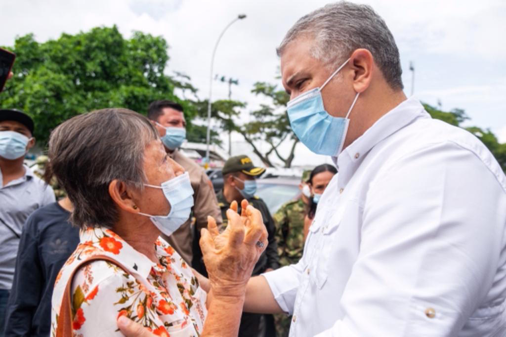 El Presidente Iván Duque dialogando con una adulta mayor en las calles de Cali.