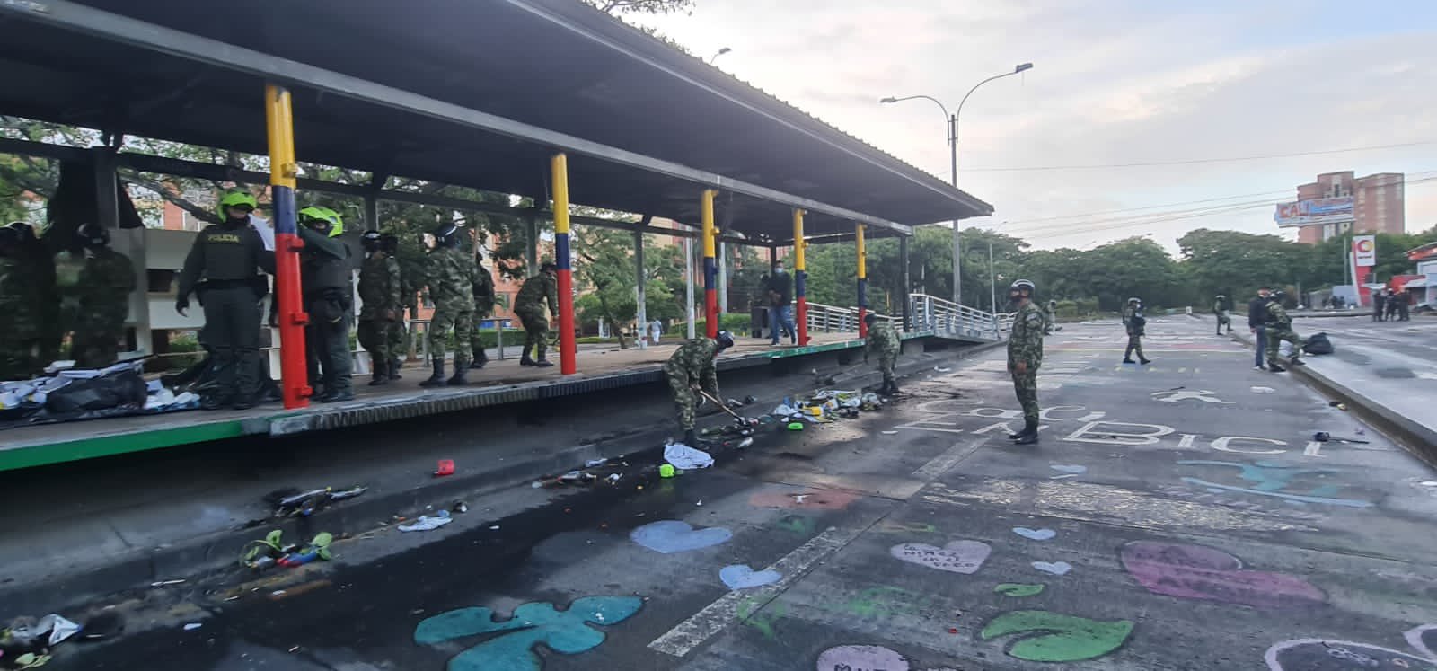 @mindefensa Ejército en una estación del MIO