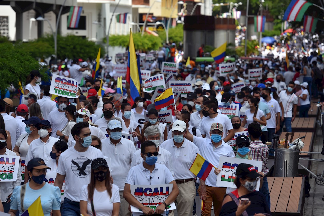 Manifestantes sostienen pancartas durante la "Marcha del Silencio"