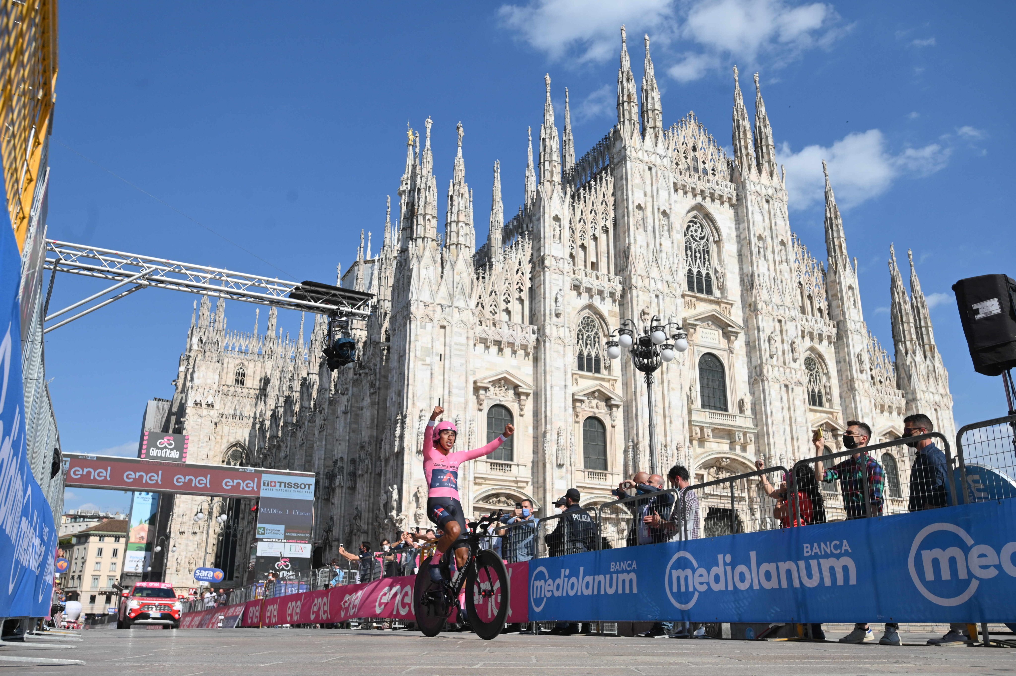 Egan Bernal celebra junto a la catedral de Milán, tras proclamarse campeón. 