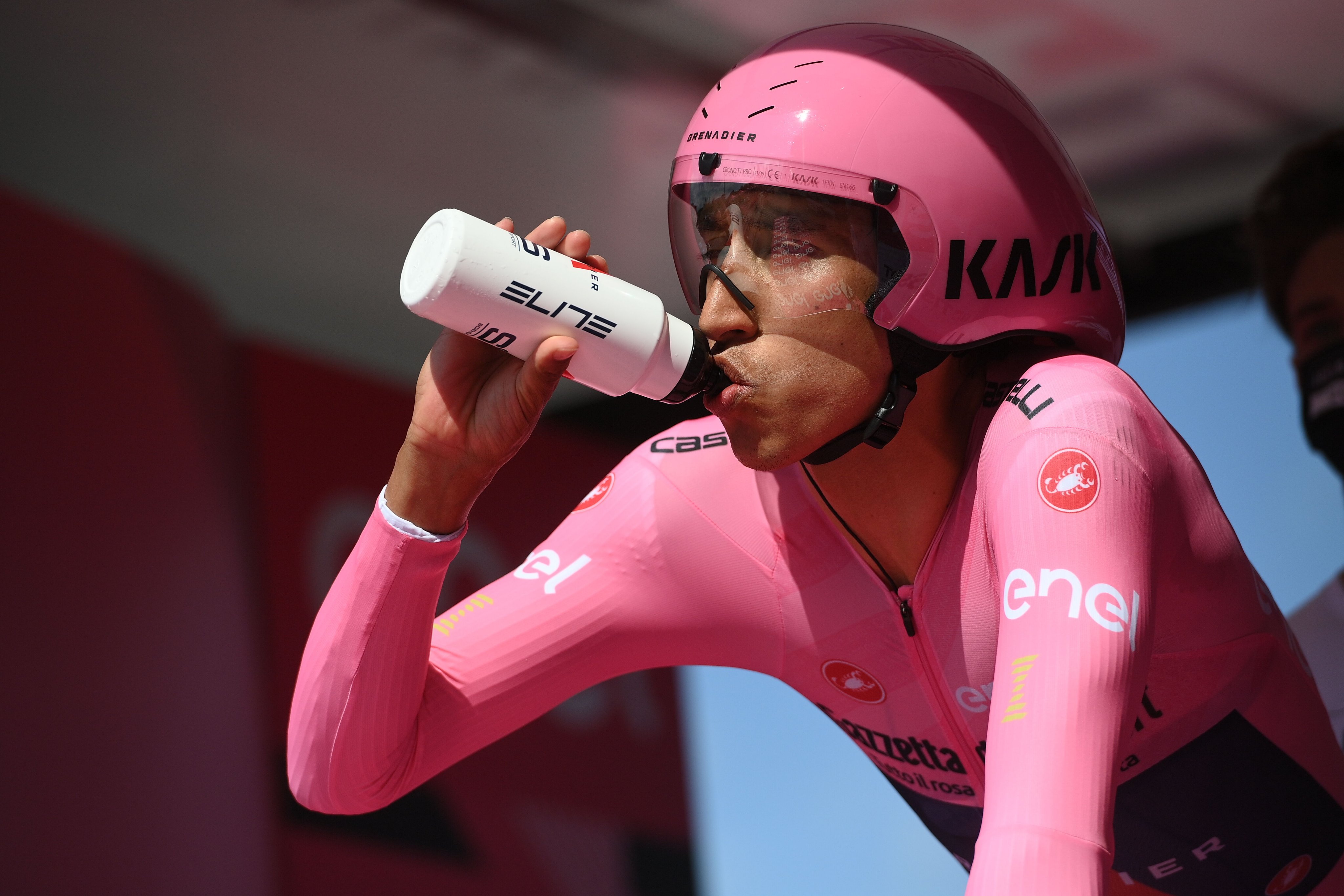 Egan Martéinez, tomaba el último sorbo de agua, antes de salir a definir la carrera. 