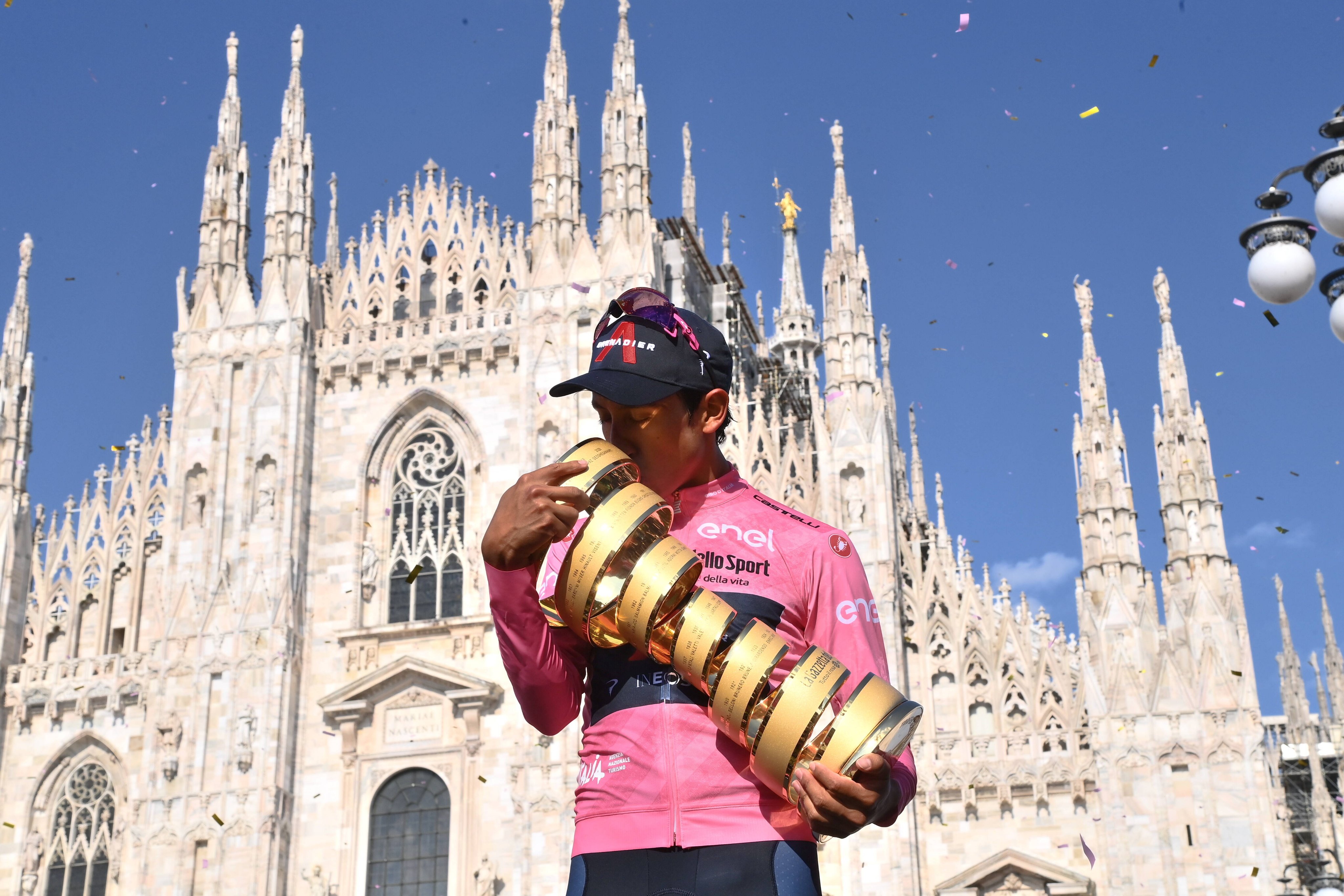 Egan Bernal celebra con el trofeo de campeón. 