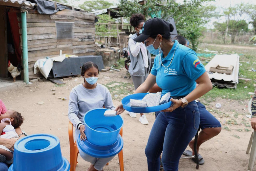 Entrega de insumos para la potabilización del agua.