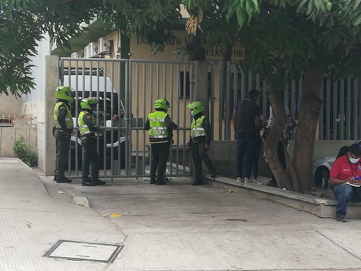 Varias patrulla de la Policía llegaron a Medicina Legal. 