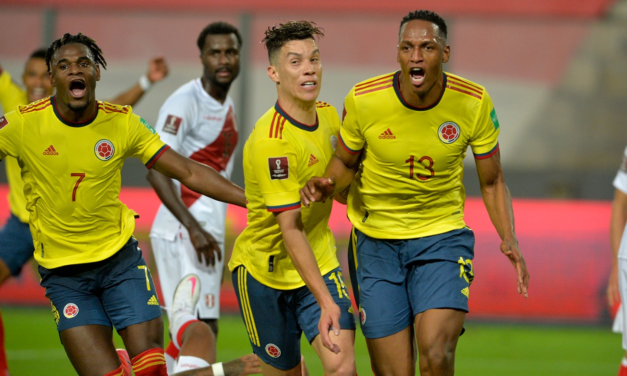 Yerri Mina celebrando el primer gol colombiano.