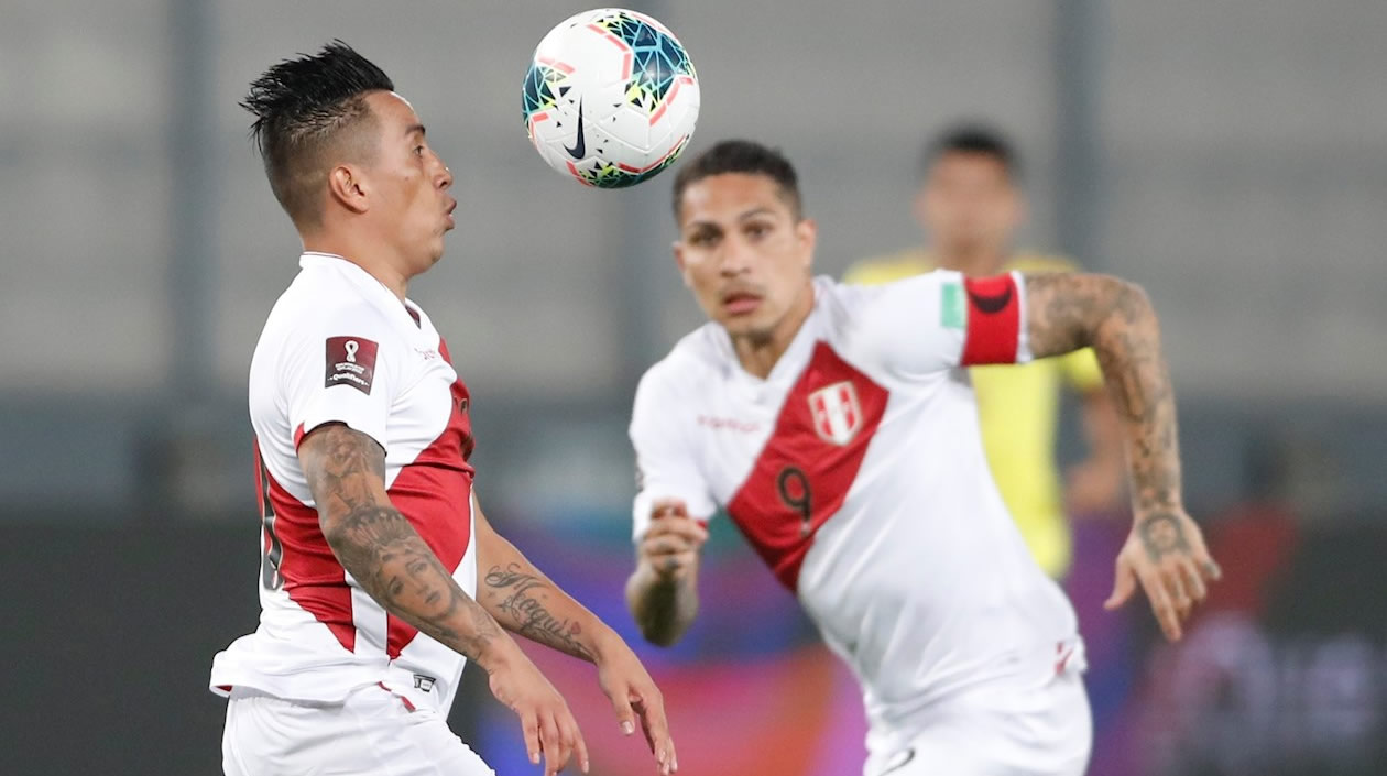 Paolo Guerrero intentando juego ofensivo.