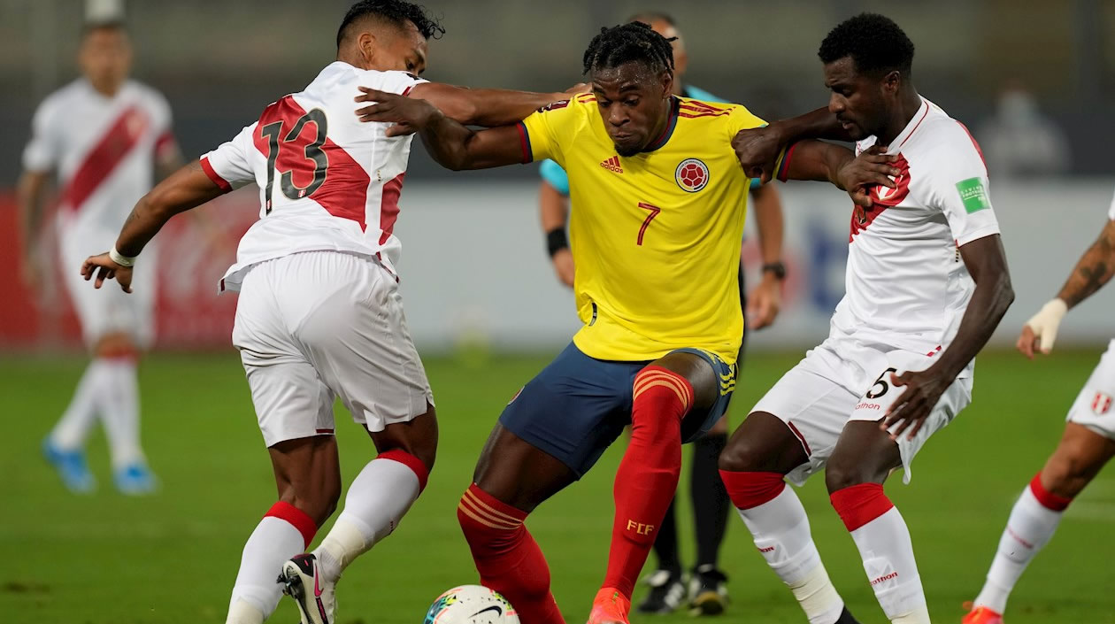 Duvan Zapata eludiendo la marca local.