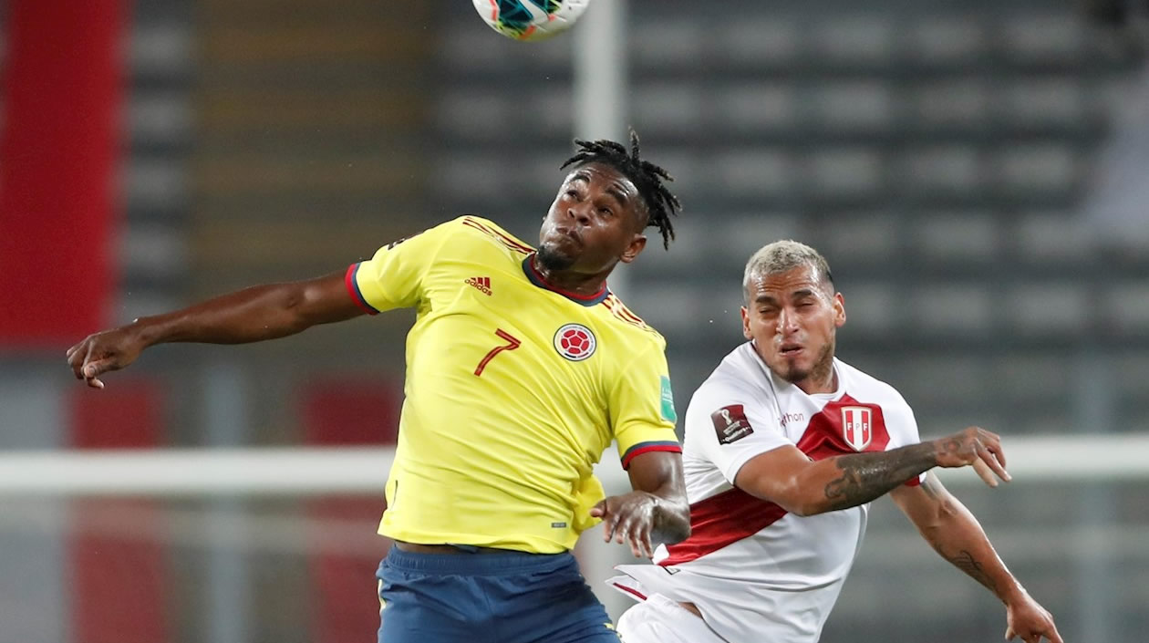 Duván Zapata disputando el balón con Trauco.