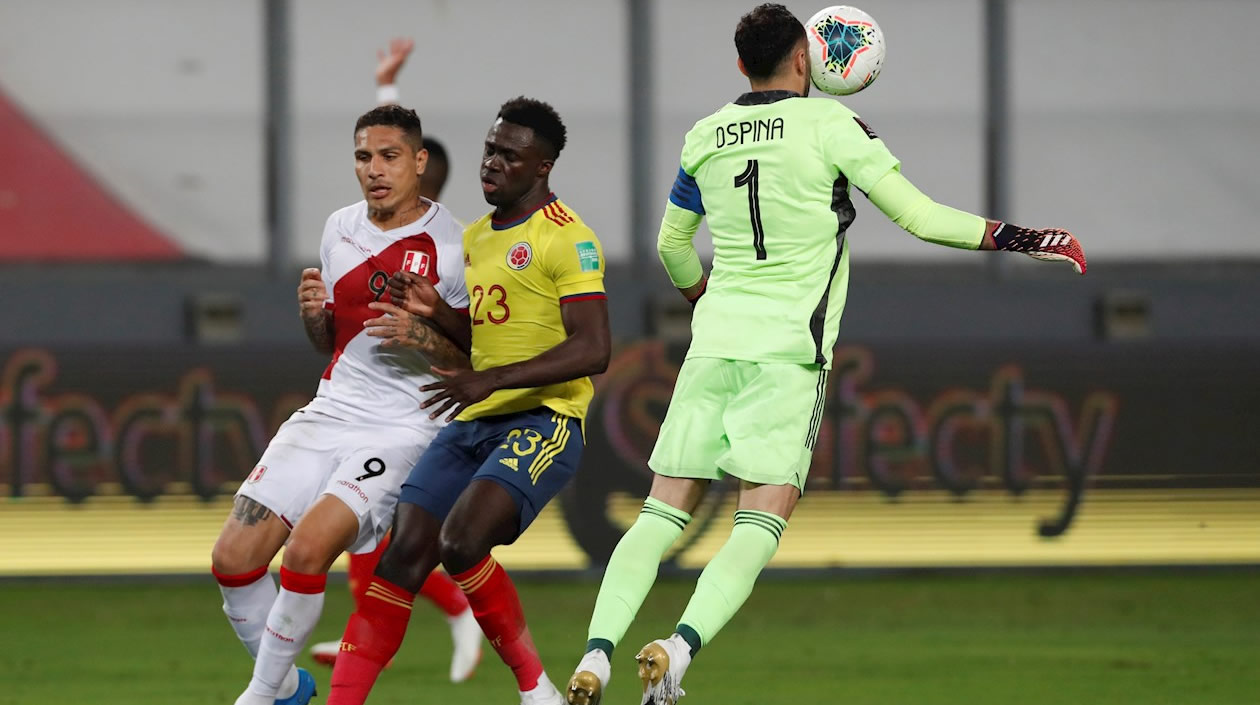 David Ospina despejando una jugada de peligro.