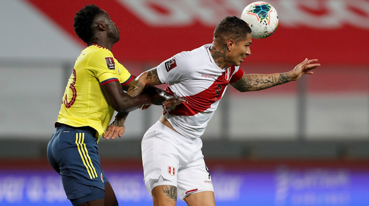 Paolo Guerrero controlado por la defensa colombiana.