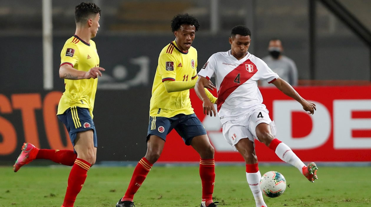 Juan Fernando Cuadrado controlando la ofensiva local.