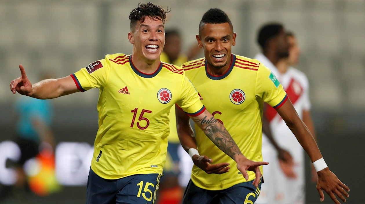 Mateus Uribe celebrando con Willian Tesillo.