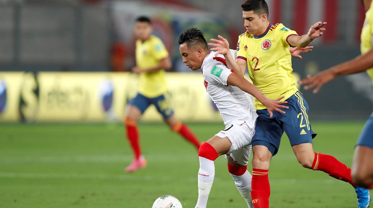 Stefan Medina controlando una llegada peruana.