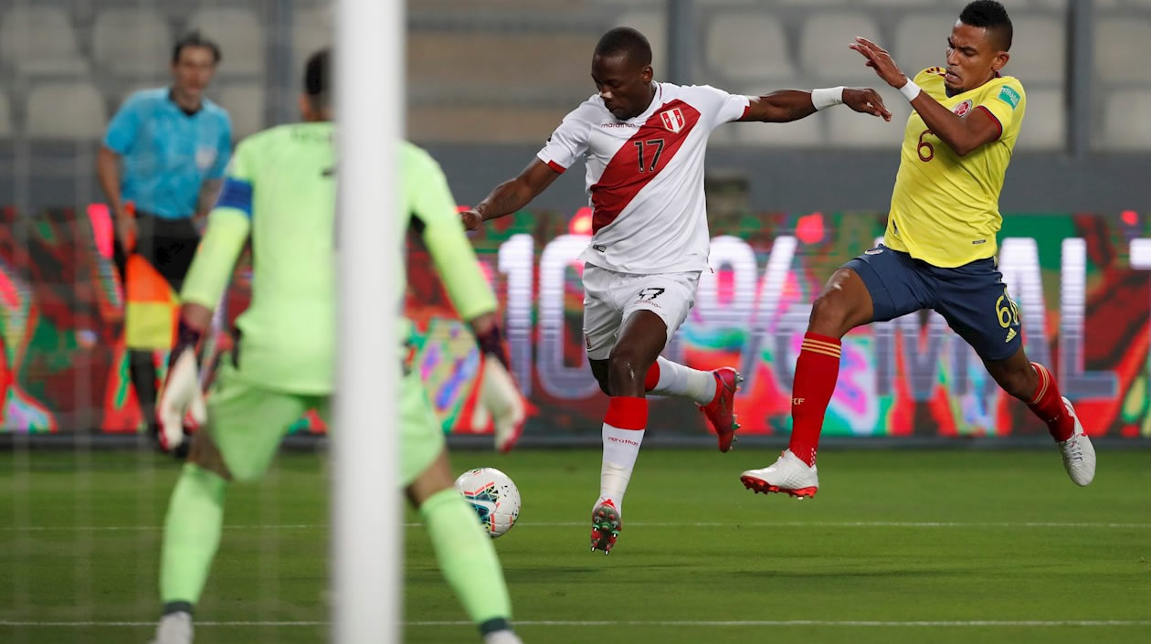 Willian Tesillo intentando controlar la ofensiva peruana.