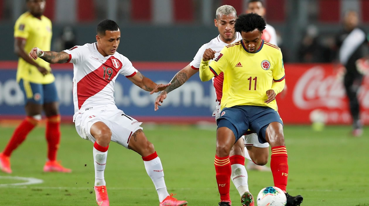 Juan Fernando Cuadrado organizando juego ofensivo.