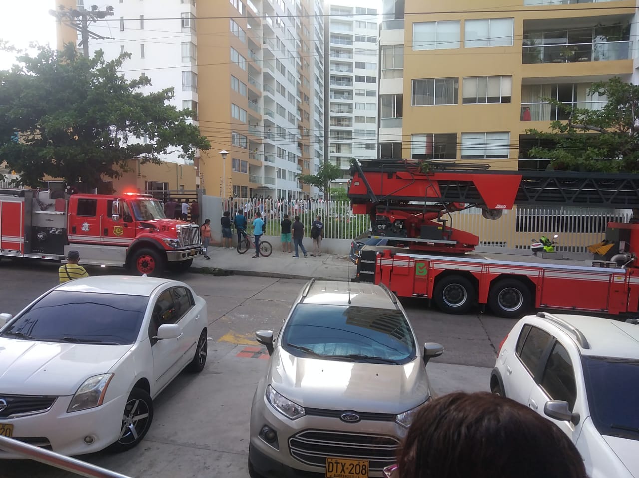 Tres máquinas de Bomberos llegaron atender la emergencia en el Conjunto Residencial Oporto.