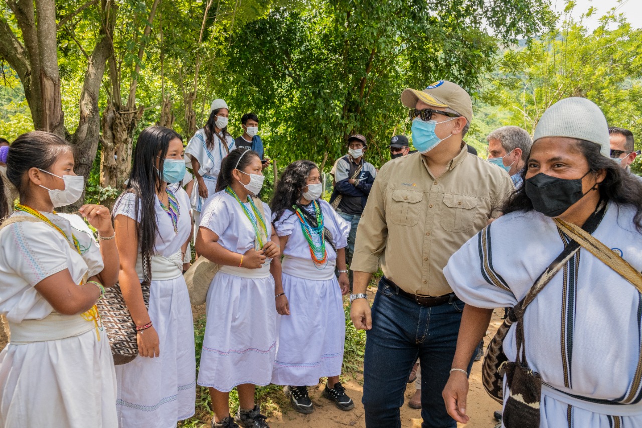 Presidencia Líderes de la comunidad indígena Kankawarwa con el mandatario Iván Duque.