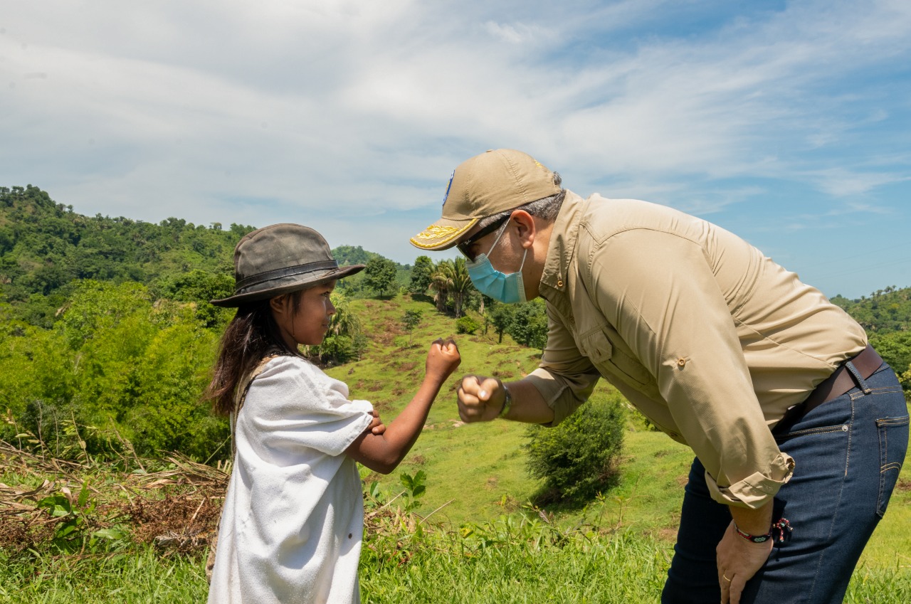 Presidencia Presidente Duque saluda a una niña el territorio indígena arhuaco de Kankawarwa, en la sierra Nevada de Santa Marta..