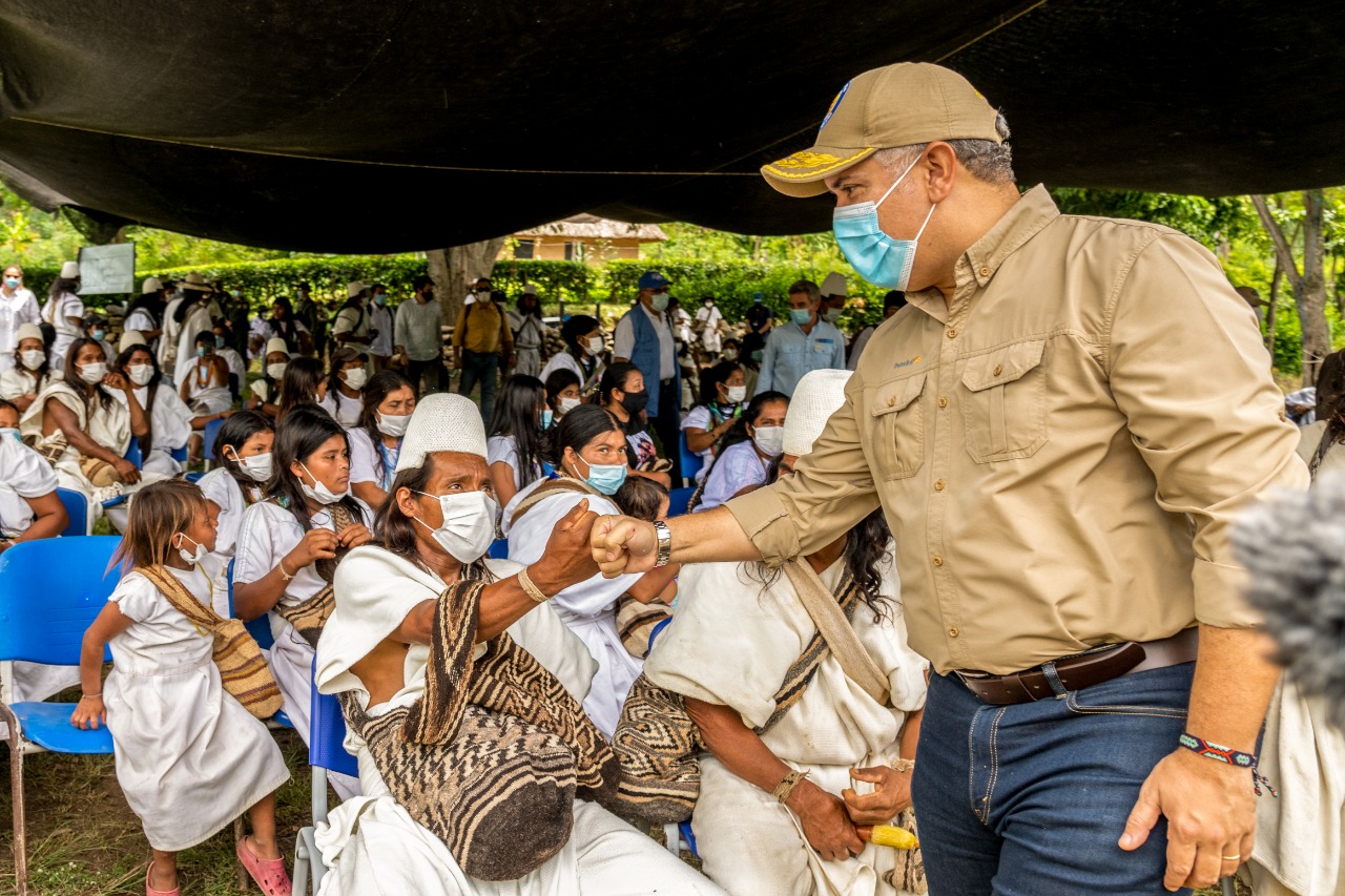 Presidencia Presidente Duque saluda a un miembro de la comunidad indígena Kankawarwa.