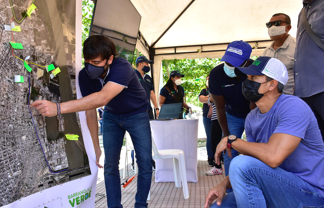 El Alcalde Jaime Pumarejo y el Director de Barranquilla Verde, Henry Cáceres en la localización de los barrios.