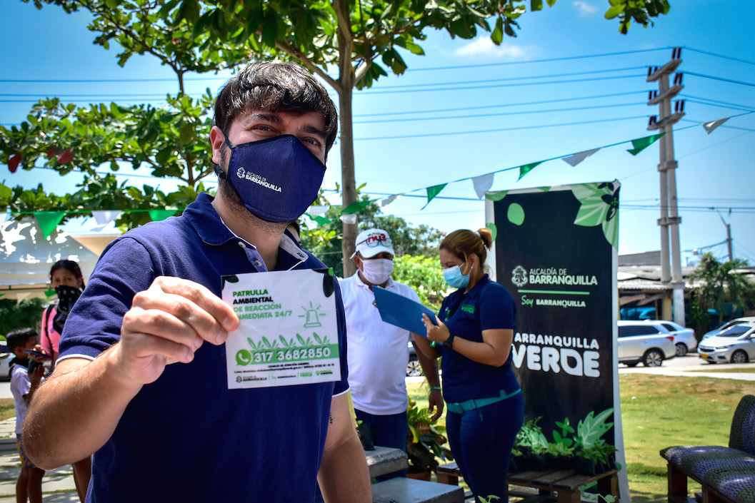 El Alcalde Jaime Pumarejo enseñando la línea de la Patrulla Ambiental