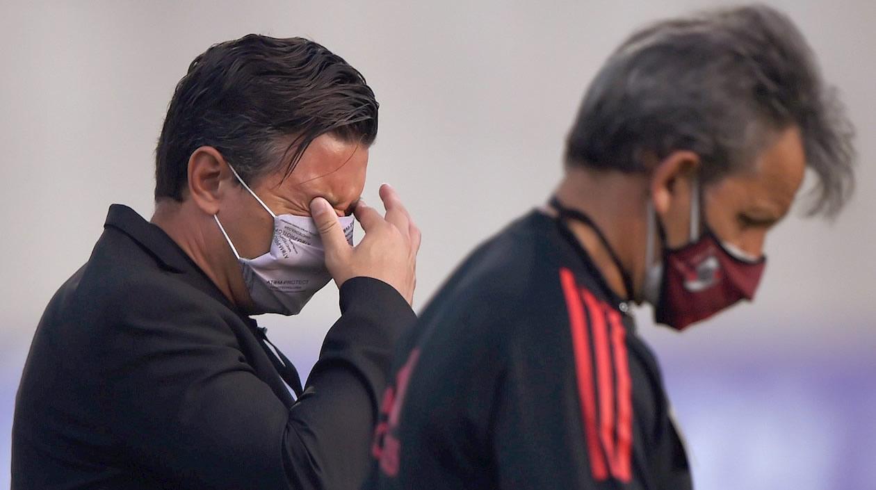 Marcelo Gallardo siente los efectos de los gases lacrimógenos
