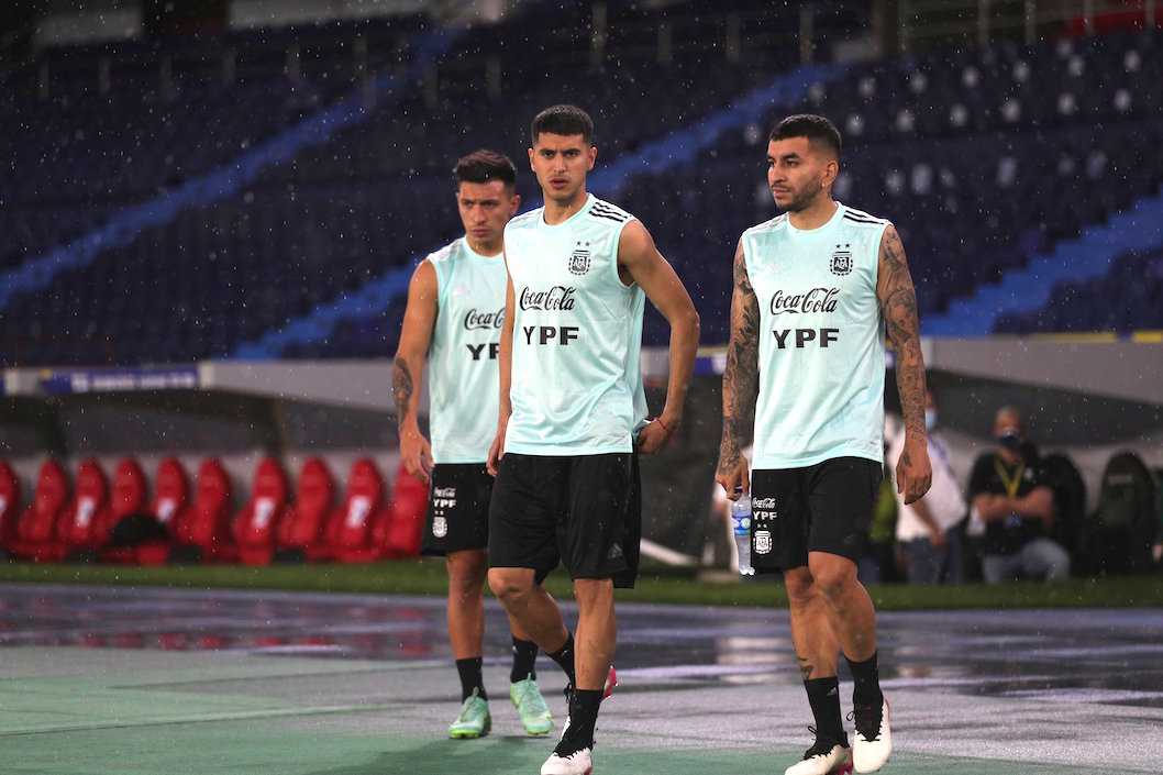 Jugadores de Argentina reconociendo el gramado.