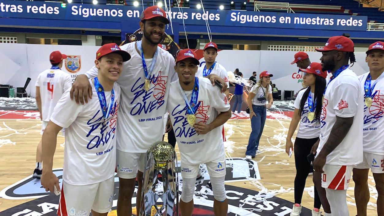 Hansel Atencia, Tony Trocha y Jerson Quintana posan con el trofeo de campeón