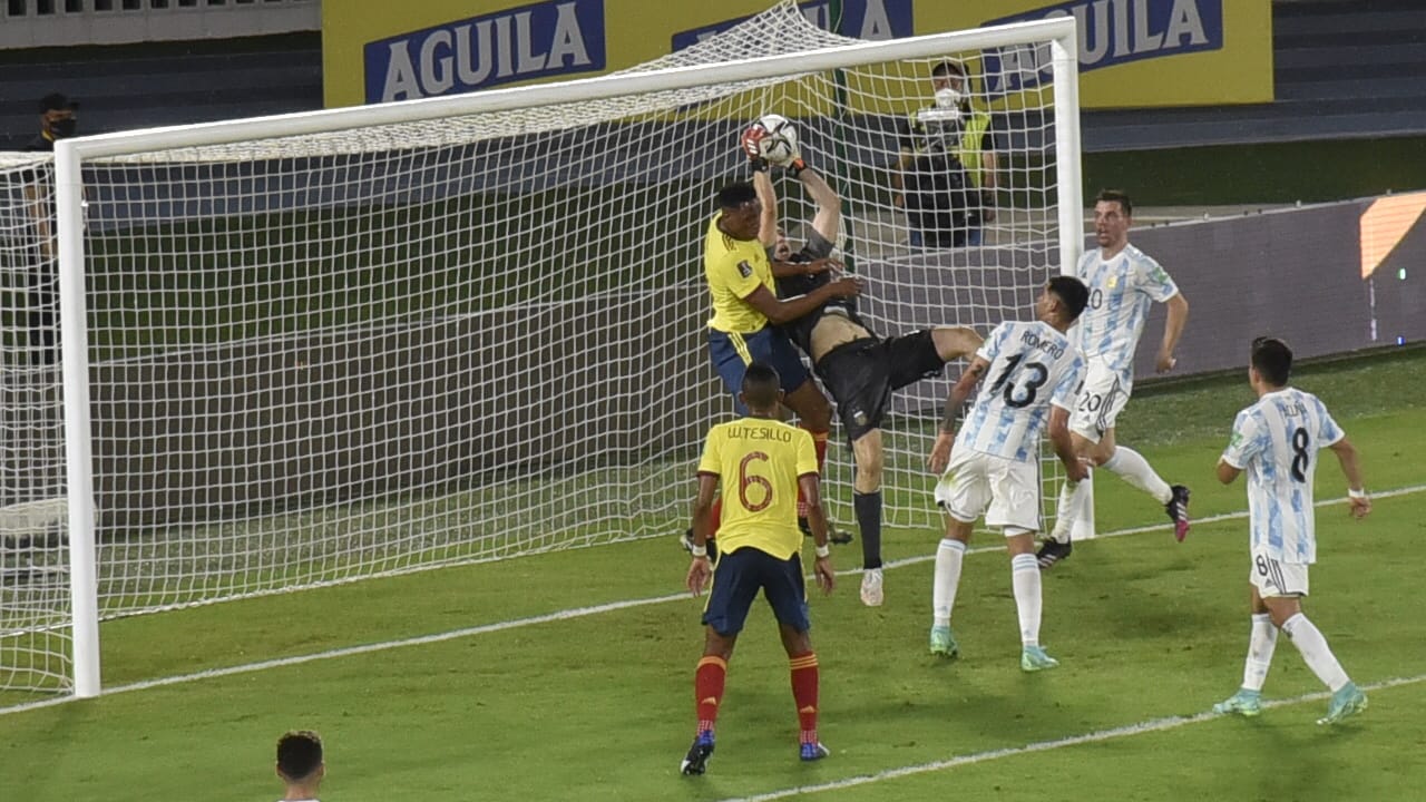Lautaro Martínez rechazando en zona defensiva ante la llegada de Davinson Sánchez.