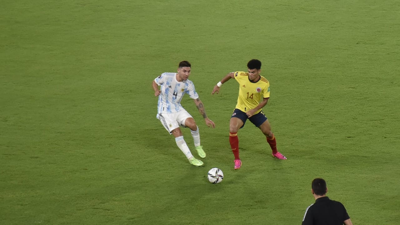 La defensa argentina controlando la ofensiva colombiana.
