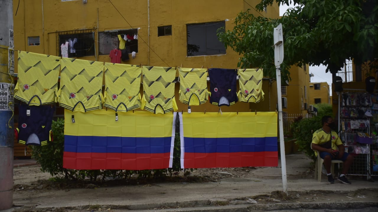 Venta de camisetas en las inmediaciones del estadio.