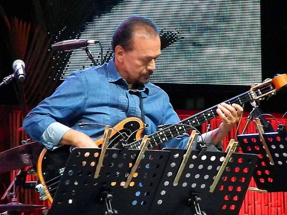 Bobby Valentín en lo suyo, con el bajo.