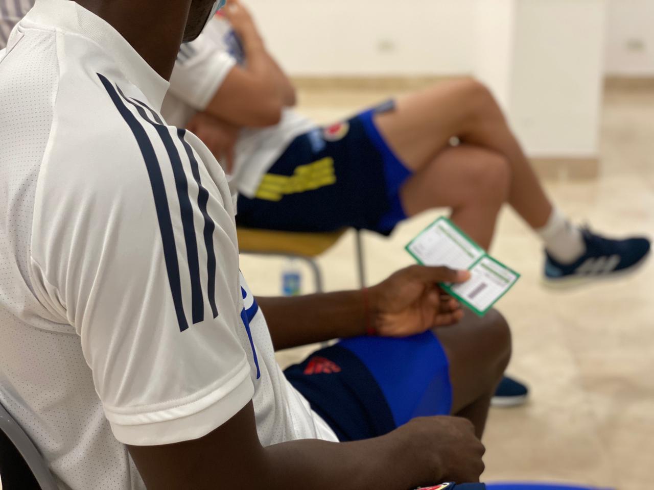 Los jugadores recibieron sus carné de vacunación. 