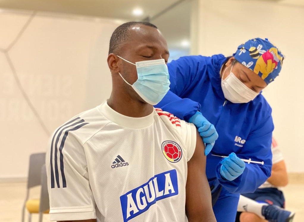 Carlos Cuesta, al recibir su dosis. 