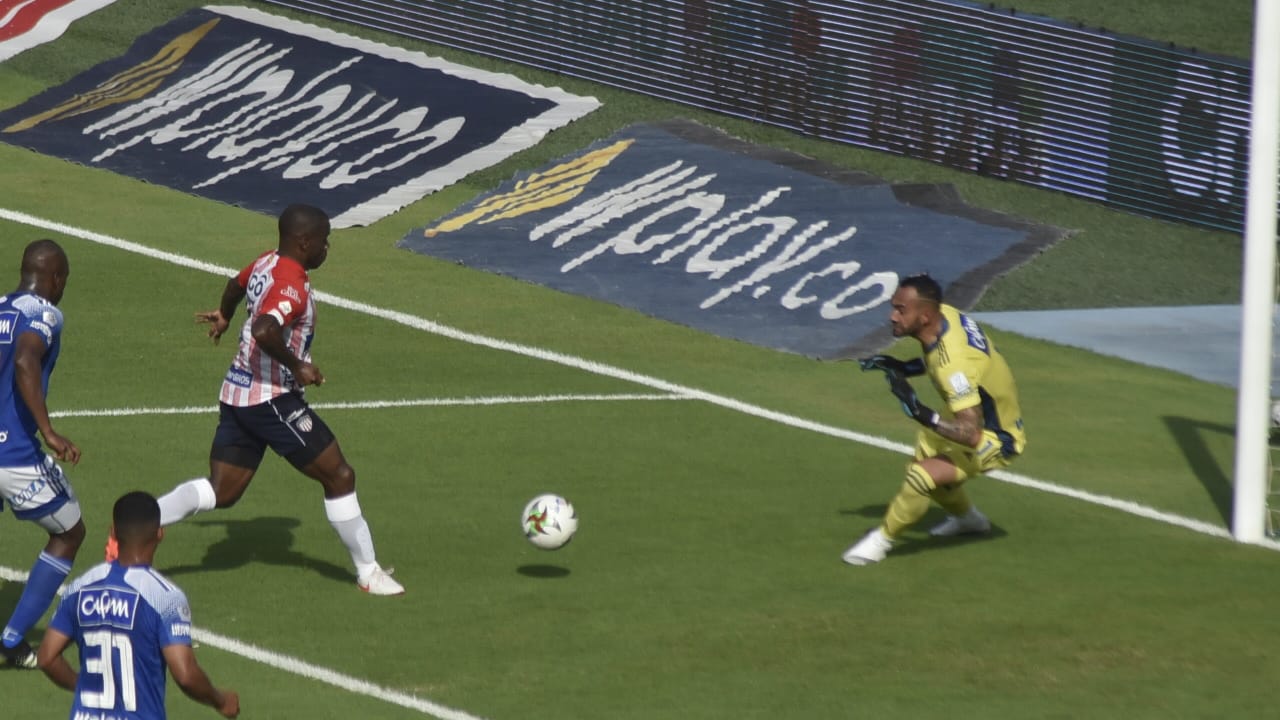 Carmelo Valencia remata para anotar el 1-0.