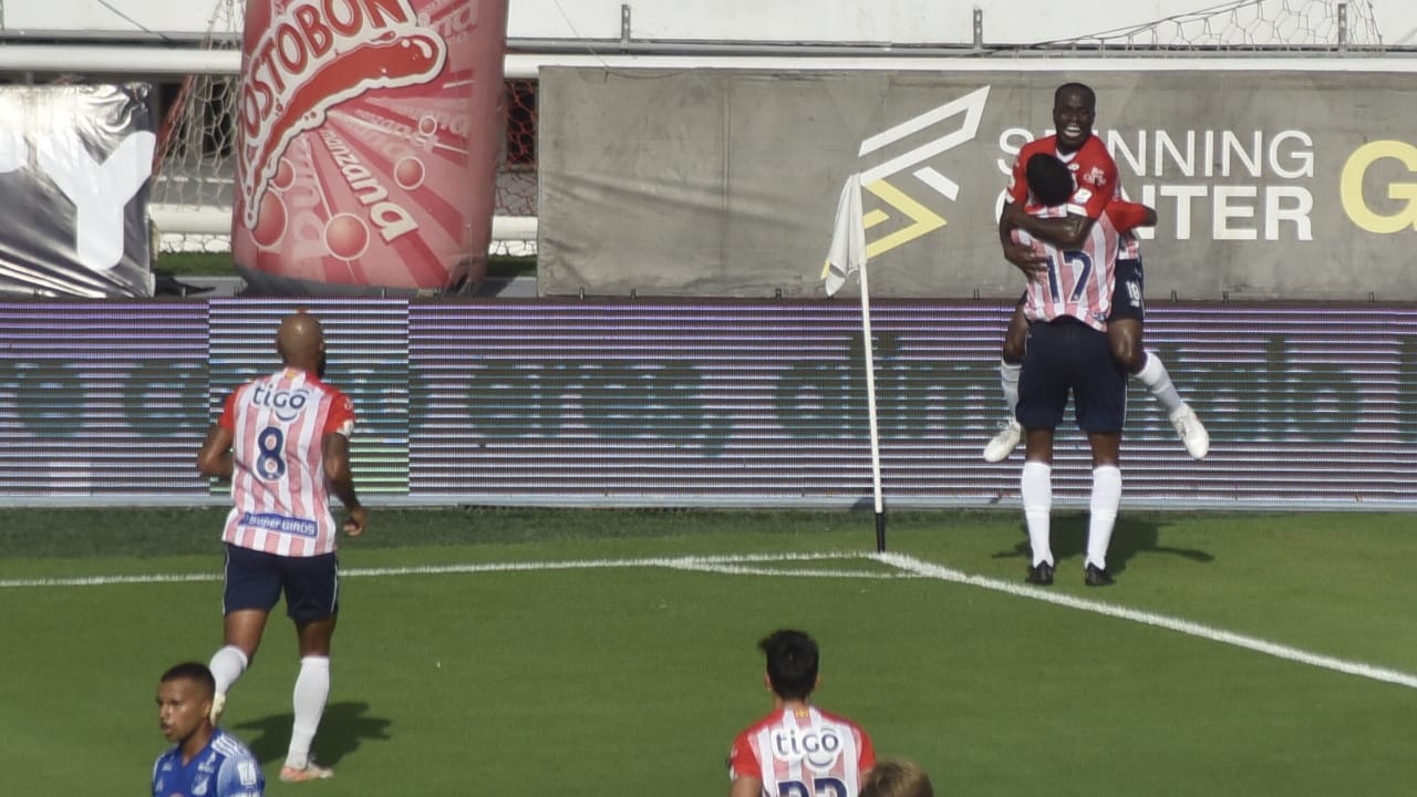 Festejo juniorista del primer gol.