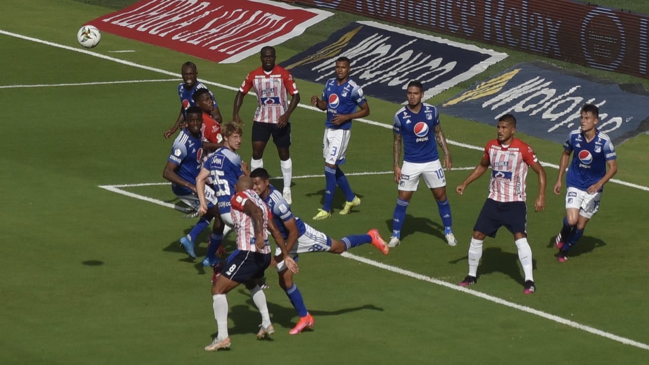Acción frente al arco de Millonarios.