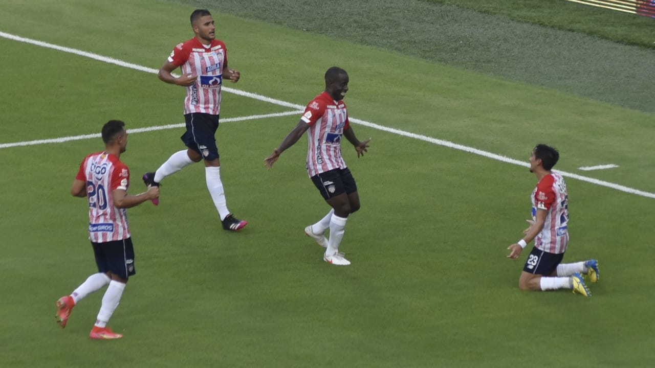 Festejo juniorista del segundo gol.