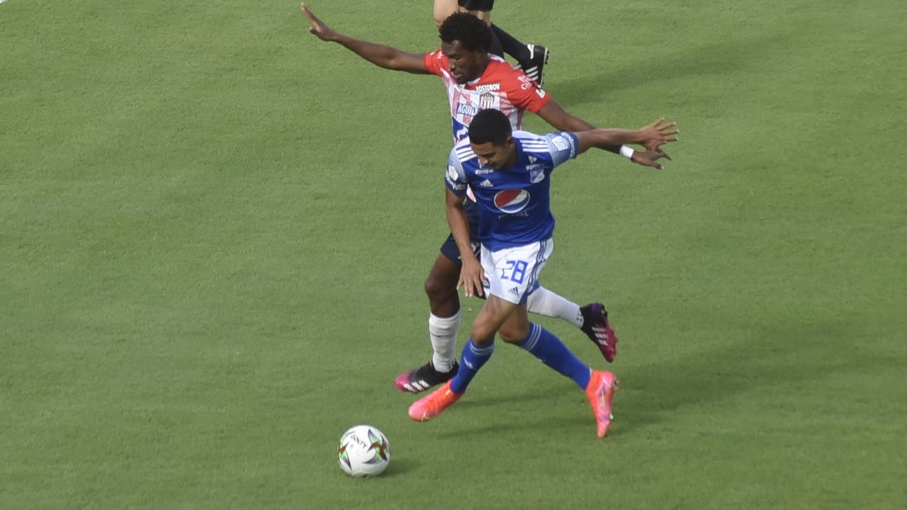 Didier Moreno disputando el balón con Stiven Vega.