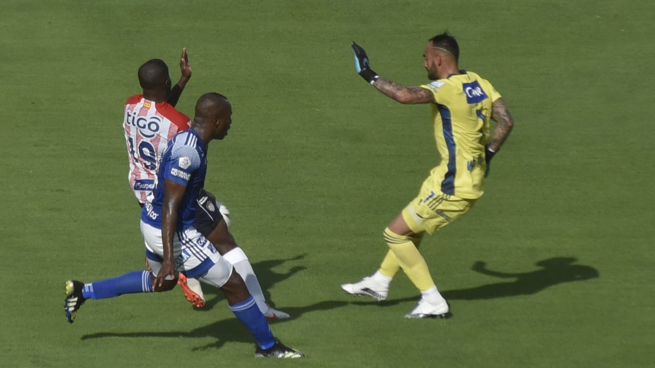 El arquero Christian Vargas controlando la llegada de Carmelo Valencia.