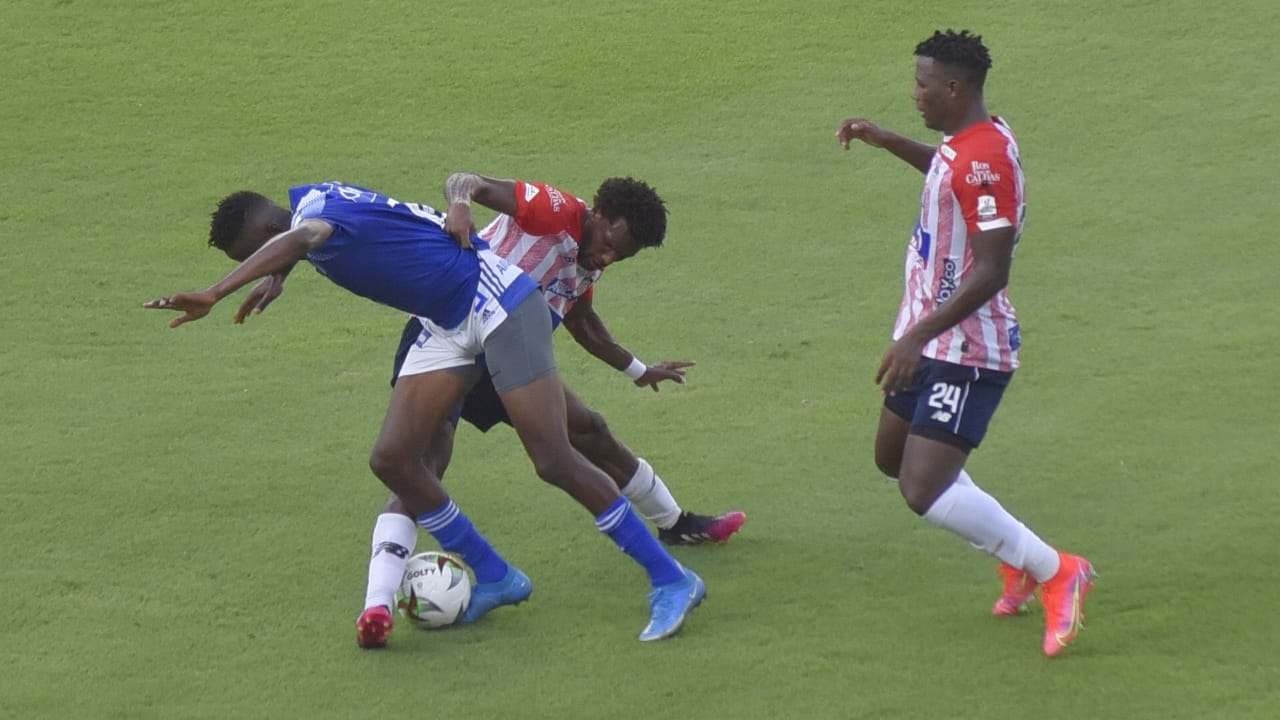 Didier Moreno y Dany Rosero neutralizando una llegada de Millonarios.