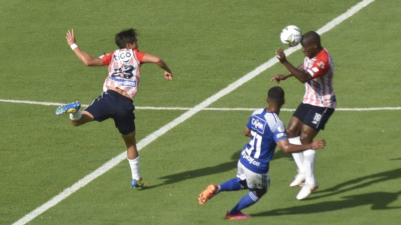 Fabián Sambueza y Carmelo Valencia atacando en el área de Millonarios.