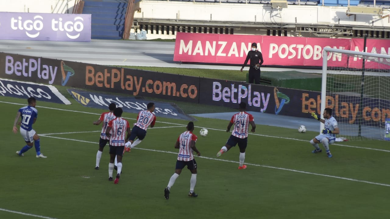 David MacCallister Silva rematando y la defensa juniorista controlando.