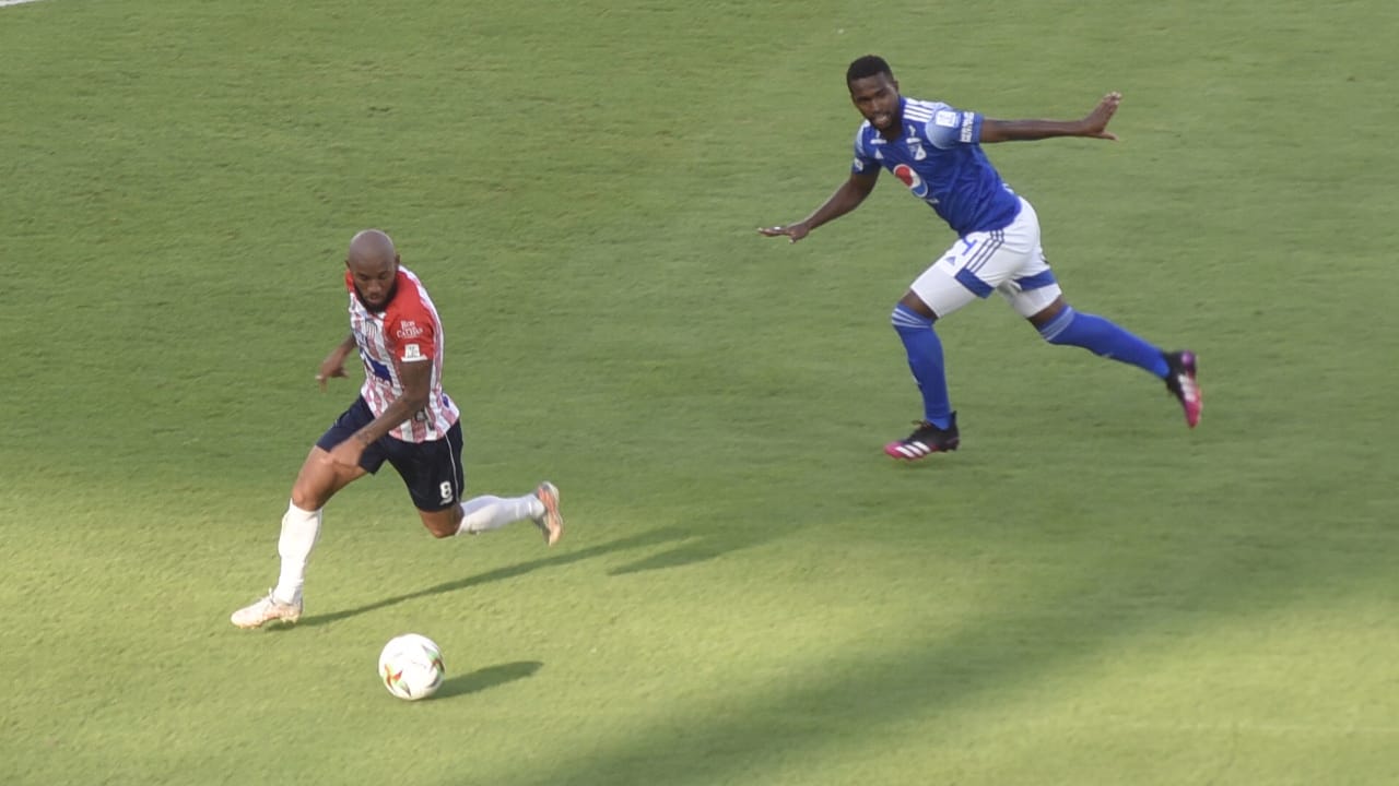 Freddy Hinestroza controlando por el sector izquierdo.