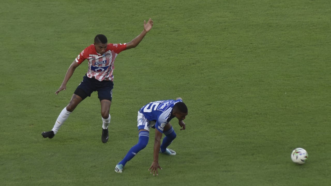 Gabriel Fuentes controlando ataque visitante.