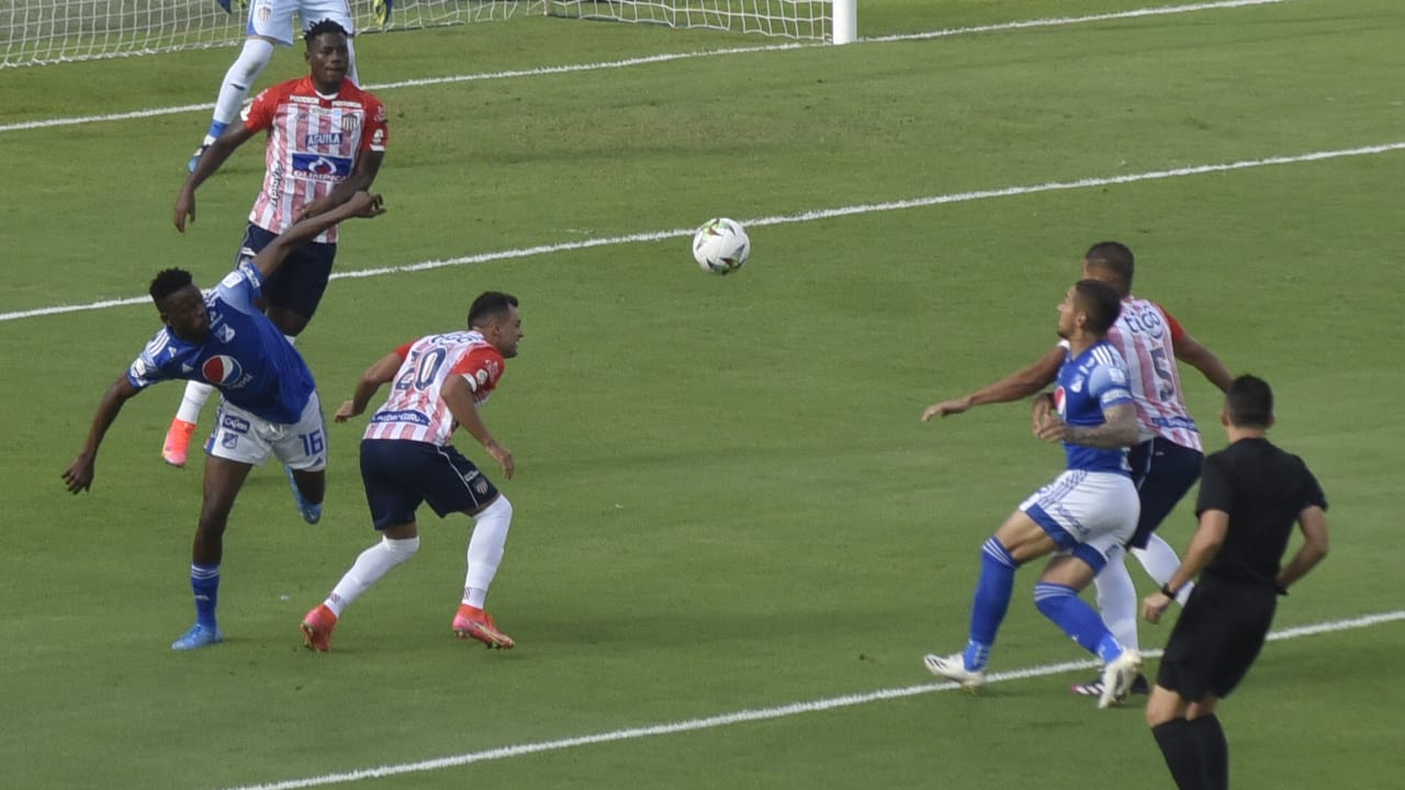 Marlon Piedrahita controlando un ataque visitante.