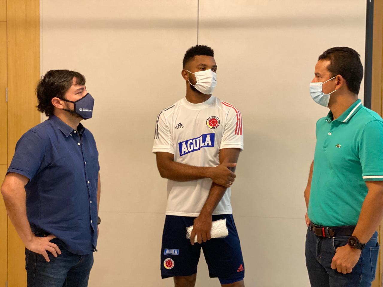 Miguel Ángel Borja, héroe del duelo ante Argentina, dialoga con Pumarejo y Berdugo.