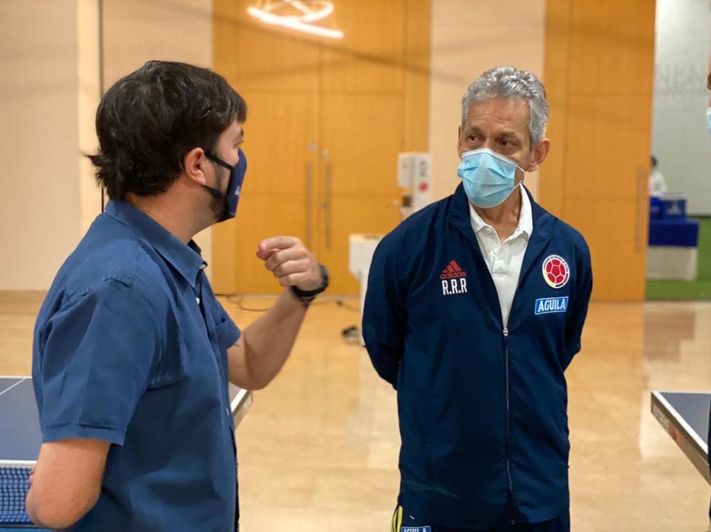 Jaime Pumarejo dialoga con el entrenador Reinaldo Rueda. 