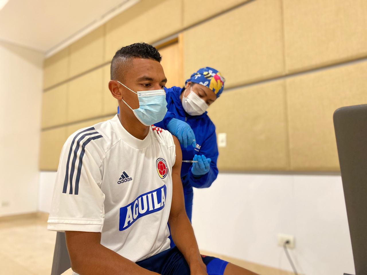 William Tesillo recibe su dosis de la vacuna. 
