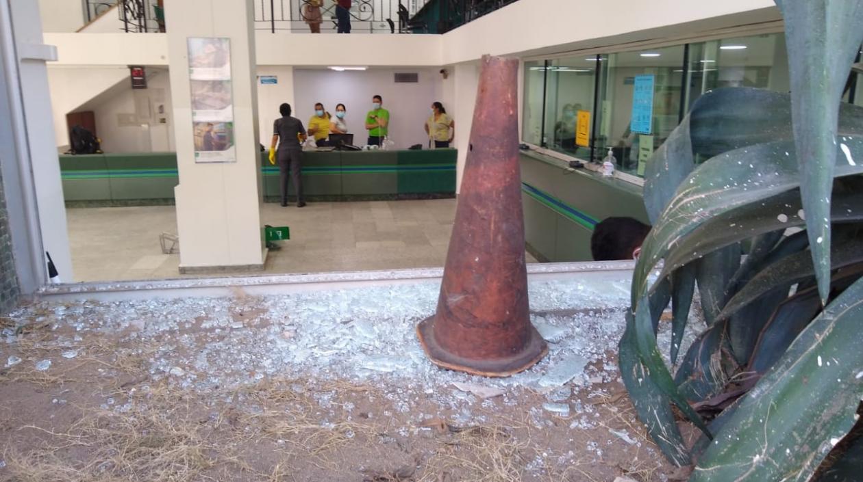 Banco Popular de la 72 vandalizado.